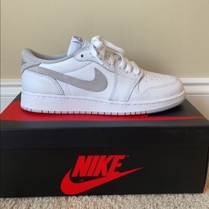 BIG KIDS AIR JORDAN 1 LOW RETRO PARTICLE GREY/ WHITE